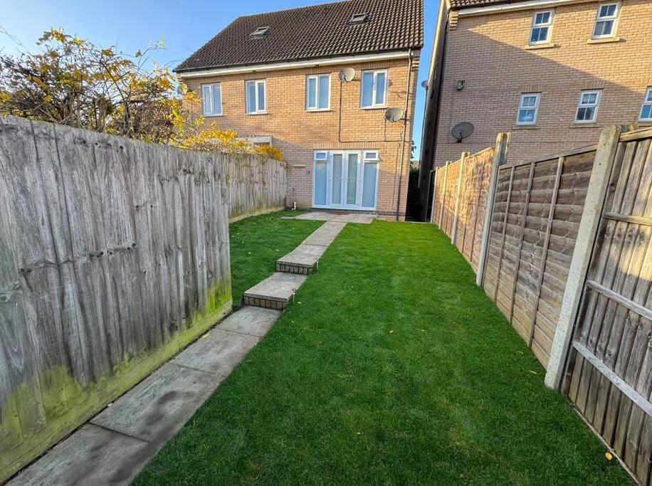 Modern Townhouse - 3 Bed 2.5 Bath 2 Private Gated Parking Villa Wellingborough Exterior photo