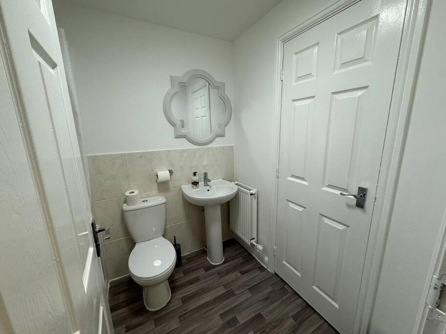 Modern Townhouse - 3 Bed 2.5 Bath 2 Private Gated Parking Villa Wellingborough Exterior photo